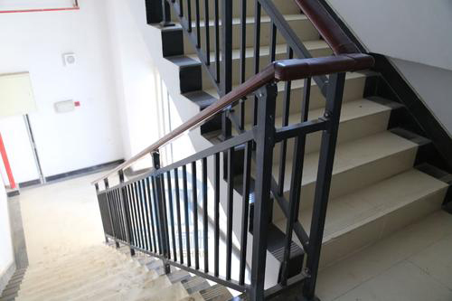 锦州锌钢楼梯扶手会不会生锈？答案就在下文